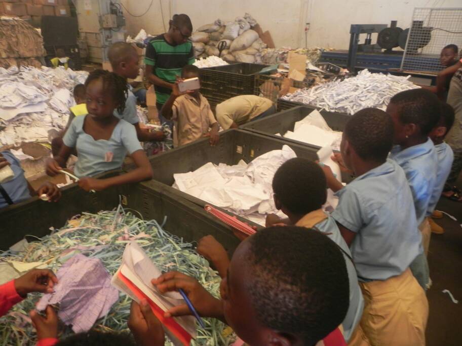 Attac-Togo sensibilise les enfants de Lomé aux déchets et à l'environnement.
