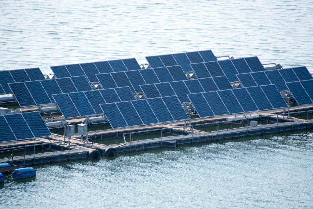 SEYCHELLES : premiers panneaux solaires flottants d’Afrique en cours d’installation © Power Up/Shutterstock