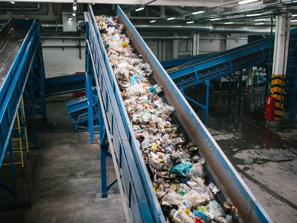 KENYA: Alternative Energy Systems manufactures diesel from plastic waste © Shutterstock