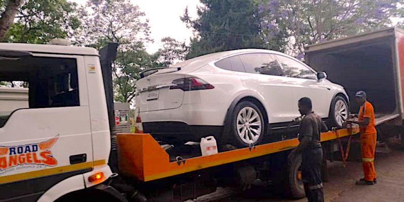 ZIMBABWE : une voiture électrique de marque Tesla fait sensation dans le pays