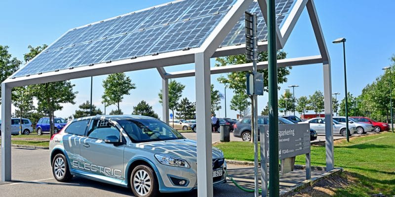 MAROC : l’Iresen expérimente une ombrière solaire de recharge de véhicule électrique ©Martyn Jandula/Shutterstock