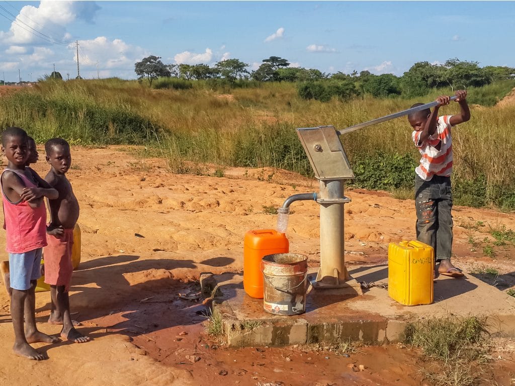 GAMBIA: Genieri people self-finance drinking water project© Fabian Plock/Shutterstock