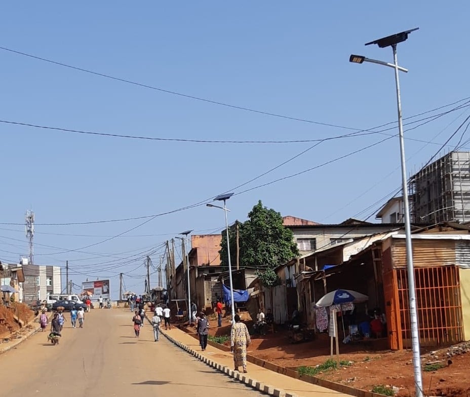 CAMEROUN : Fonroche installe des lampadaires solaires dans la ville de Yaoundé©Fonroche
