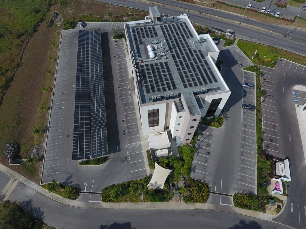 NIGERIA : Em-One va installer un mini-grid sur le toit du ministère de l’Énergie©Milan Portfolio/Shutterstock