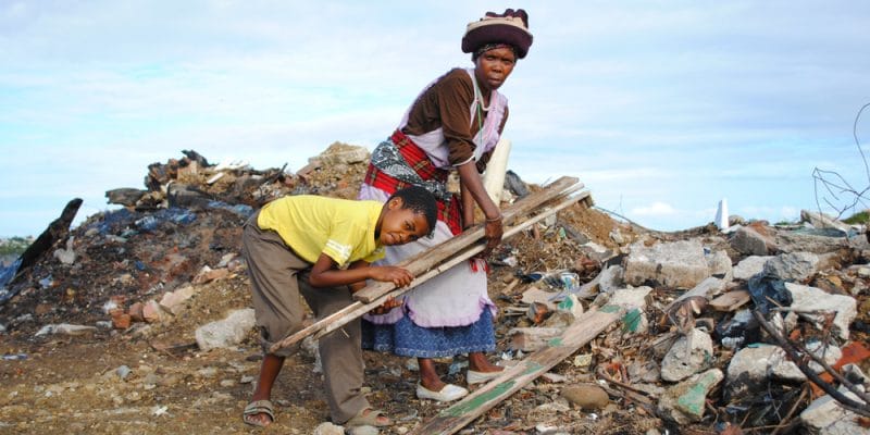 Rubbish collectors, Port Alfred, Eastern Cape, South Africa © Charmaine A Harvey - Shutterstock