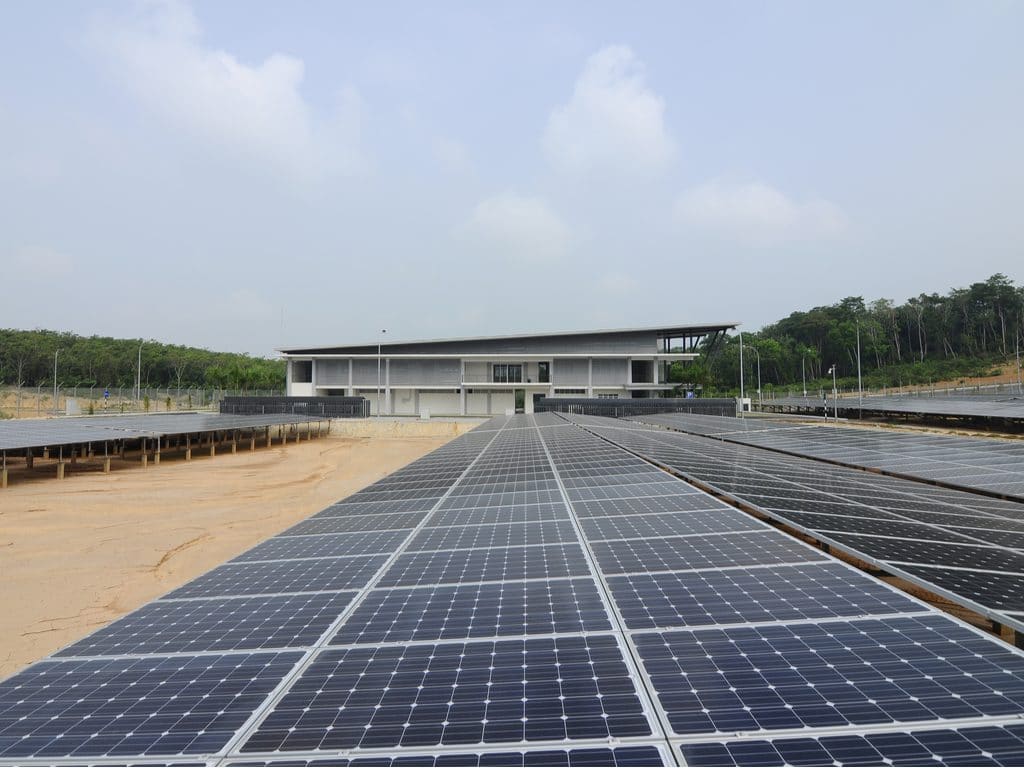 GHANA: Redavia installs off grid for Movelle company, agri-food supplier©Aisyaqilumaranas/Shutterstock