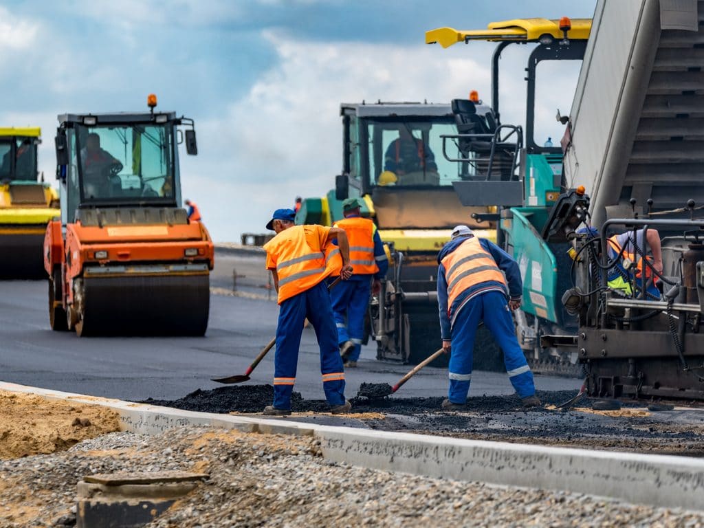 SOUTH AFRICA: Pilot project for building a road out of recycled plastic©Stockr/Shutterstock