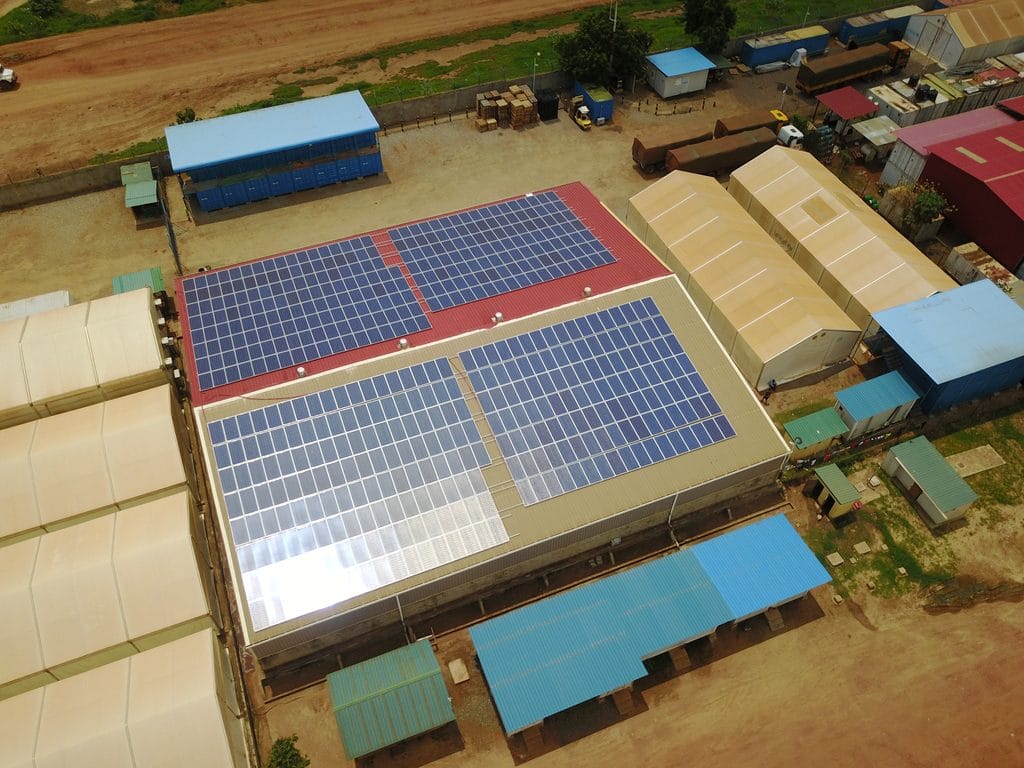 NAMIBIE : Cronimet installe un off-grid (1,13 MW) sur le toit d’un centre commercial©Sebastian Noethlichs/Shutterstock
