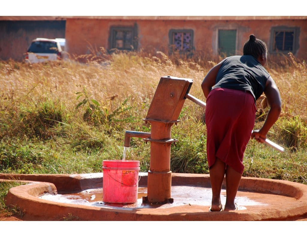 COTE D’IVOIRE : le gouvernement va installer 18 points d’eau à Bafing© Reaz Ahtai/Shutterstock