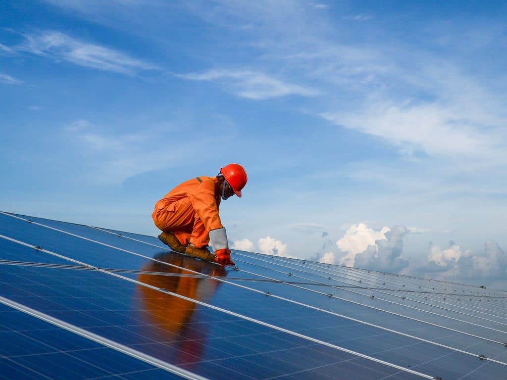 AFRIQUE : la BEI et la TDB prêtent 120 M$ aux TPE pour les énergies renouvelables © Sonpichit Salangsing/Shutterstock