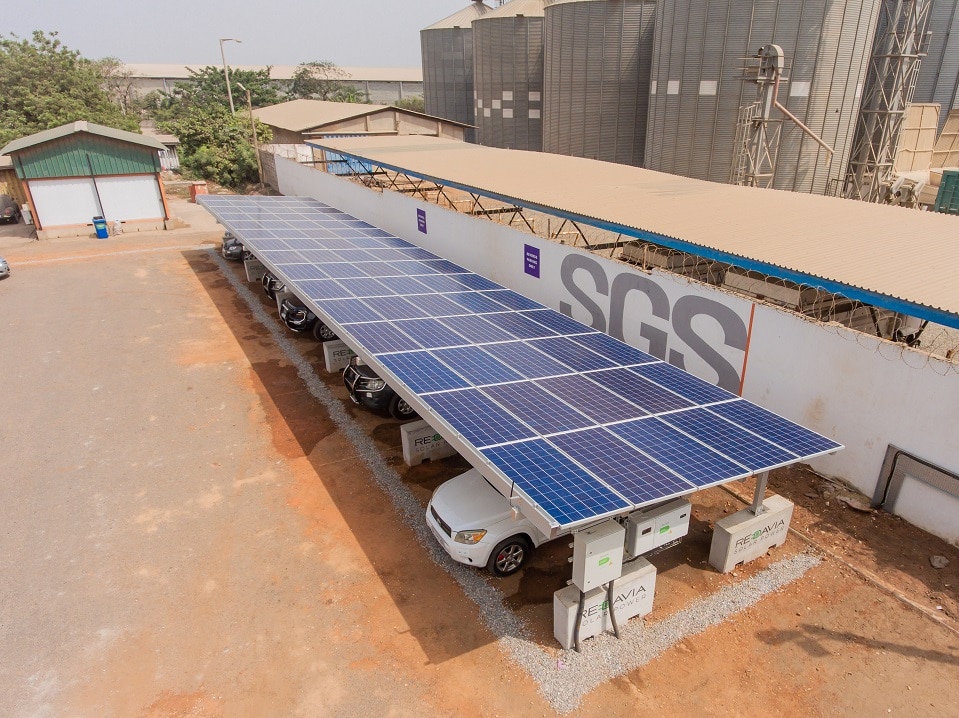 GHANA : Redavia installe un abri de voiture équipé de panneaux solaires pour SGS©Redavia