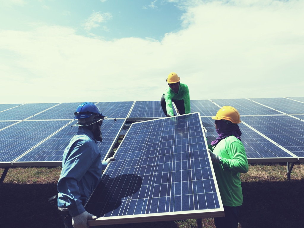 AFRIQUE : Schneider Electric s’allie à Qbera pour fournir l’off-grid aux entreprises©only_kim/Shutterstock