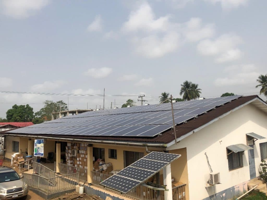 LIBERIA : Eco-Power connecte un mini-grid solaire au centre de santé de Sinje©Pnud