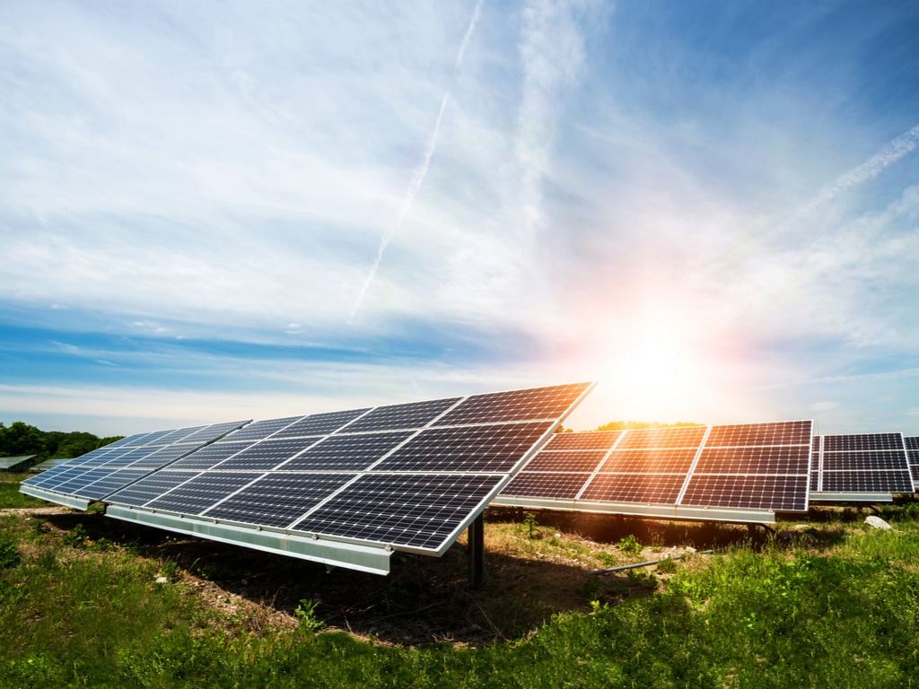 NIGERIA/KENYA: Renewvia Energy and DPI join forces to provide solar off grid©Diyana Dimitrova/Shutterstock