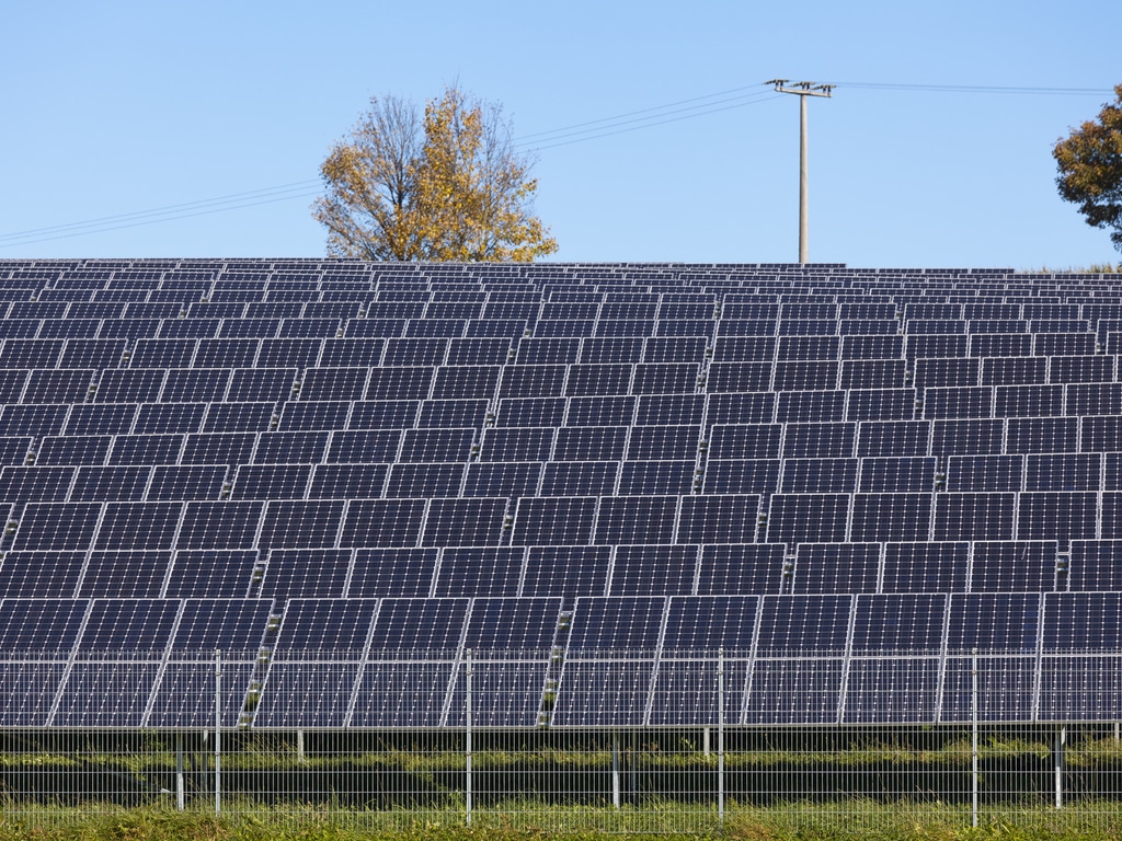 TCHAD : la STE se dote d’une centrale solaire photovoltaïque pour son agence à l’est©moglimoglzahn/Shutterstock