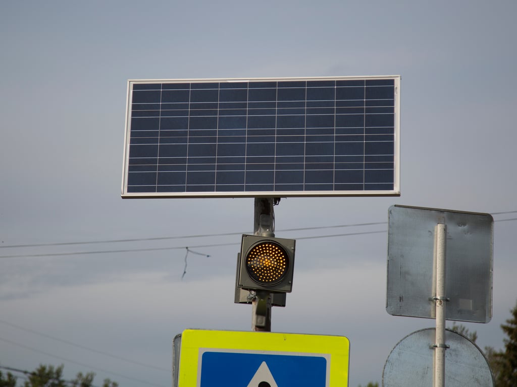 NIGERIA: Lagos tries out solar-powered traffic lights©/Potashev Aleksandr/Shutterstock