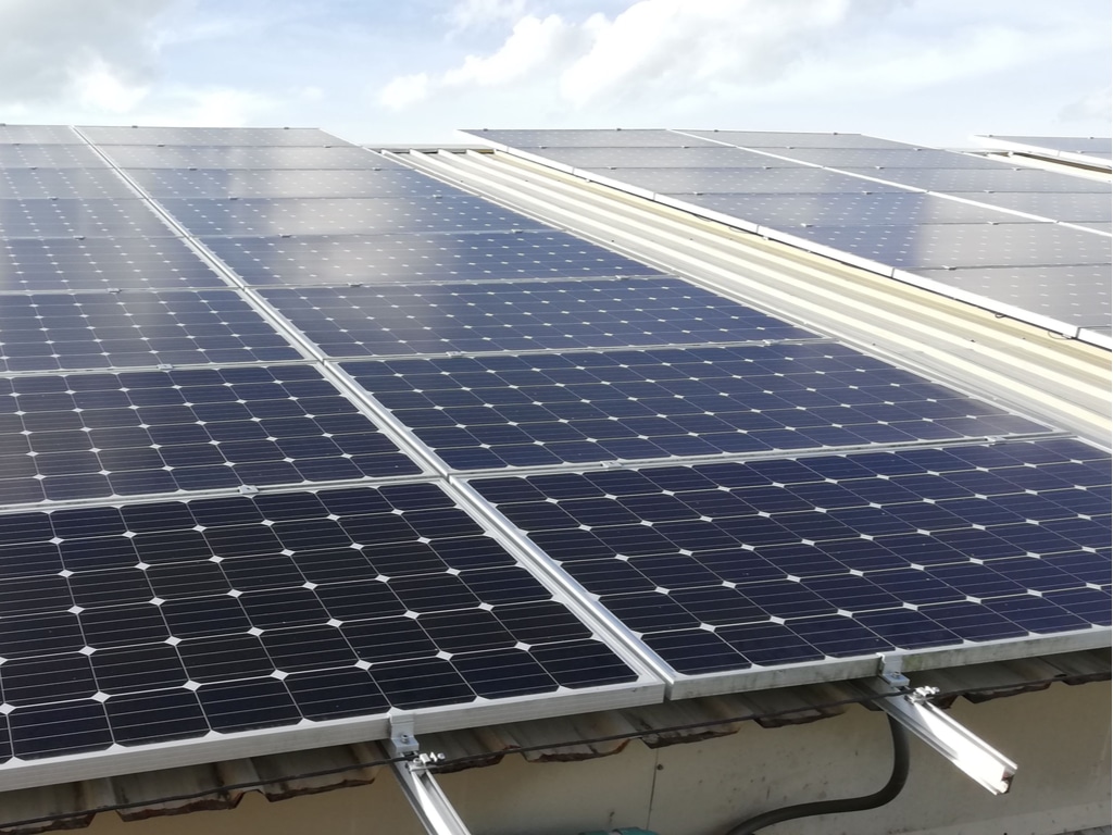 LIBERIA: Eco-Power installe un système solaire photovoltaïque à l’hôpital de Buchanan©Muhammad Photo/Shutterstock