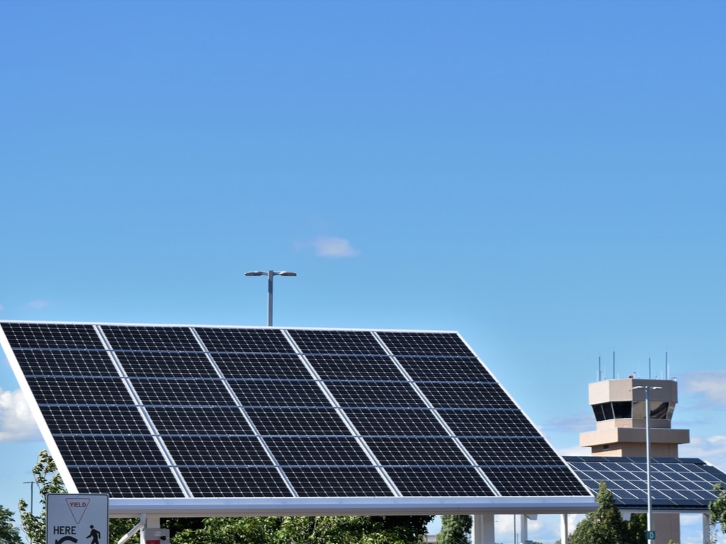 GHANA : le gouvernement va alimenter les aéroports du pays à l’énergie solaire©Zakkira/Shutterstock
