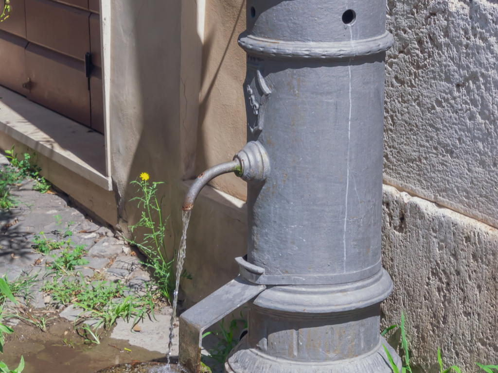 GABON: Working to install 300 urban hydraulic pumps in Libreville©Golden_Hind / Shutterstock