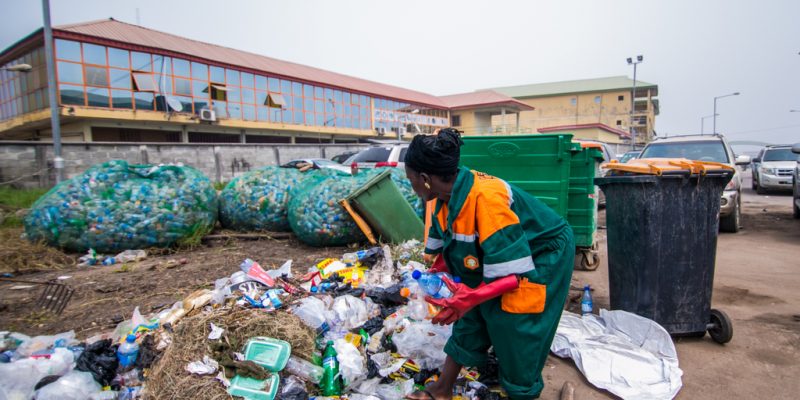 GHANA : une initiative pour la valorisation communautaire des déchets plastiques ©shynebellz/Shutterstock