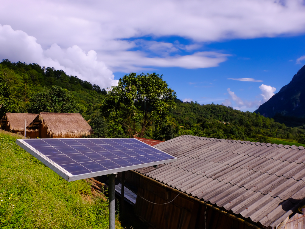 AFRICA: SFC finances d.light to distribute solar kits in rural areas ©Khamkhlai Thanet/Shutterstock