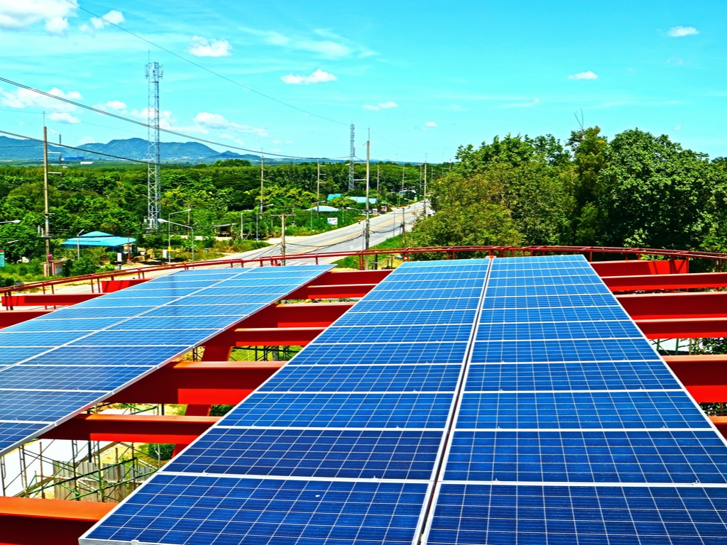 ZIMBABWE : Satewave installe deux systèmes solaires PV de 60 kWc dans deux écoles ©Pittha poonotoke/Shutterstock
