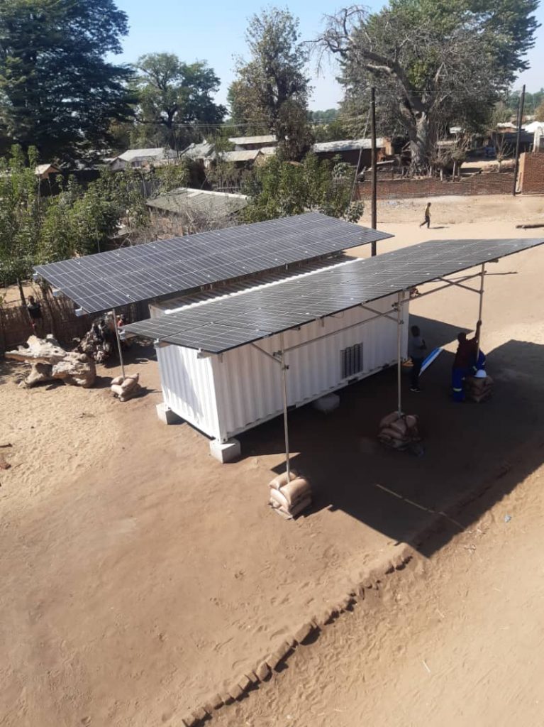 MALAWI : SustainSolar connecte un mini-grid solaire conteneurisé à Mthembanji©SustainSolar