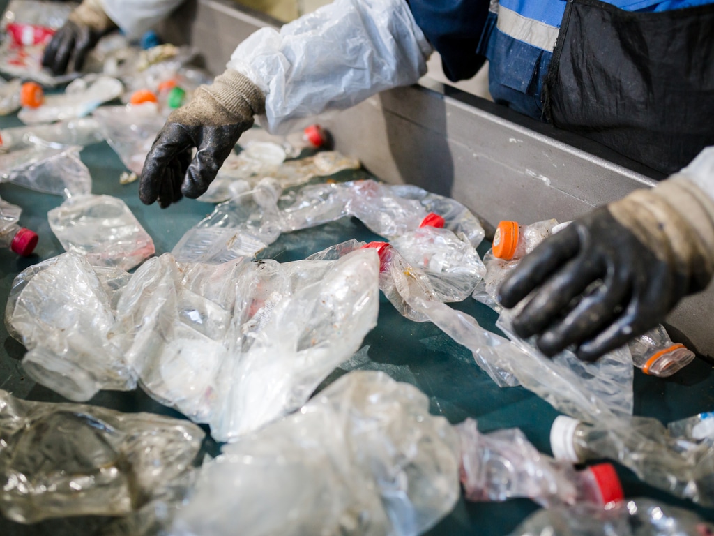 IVORY COAST: An association is set up to recycle plastic waste ©Peryn22/Shutterstock