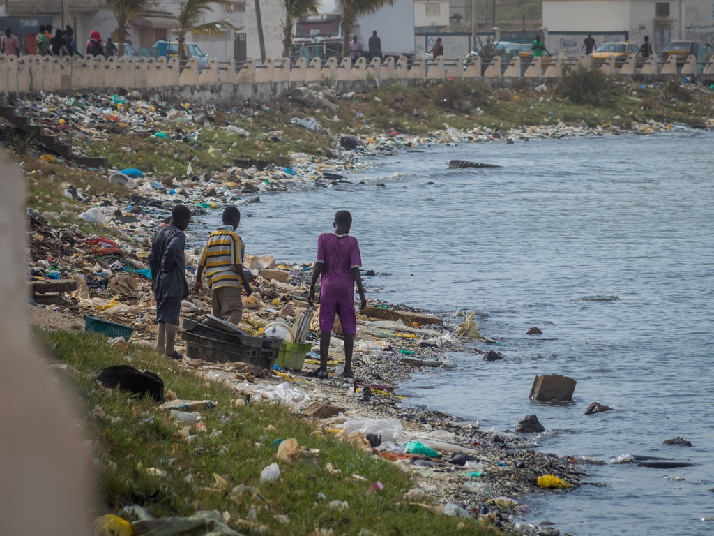 COTE D’IVOIRE : Cocody et Nestlé s’allient pour lutter contre les déchets plastiques©Anze Furlan/Shutterstock