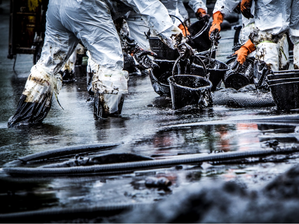 MAURITIUS: 2 months after the disaster, the ADB supports the clean-up of the oil spill©Tigergallery/Shutterstock