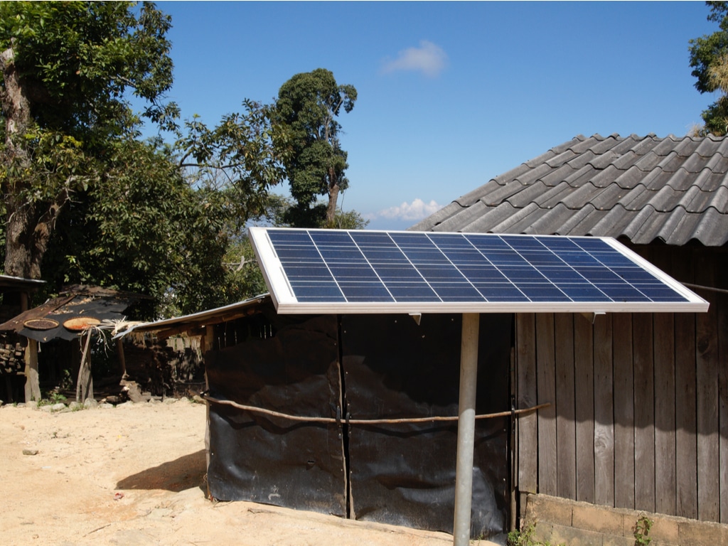 AFRIQUE : Greenlight obtient 90 M$ pour distribuer ses systèmes solaires domestiques©Ralf Siemieniec/Shutterstock