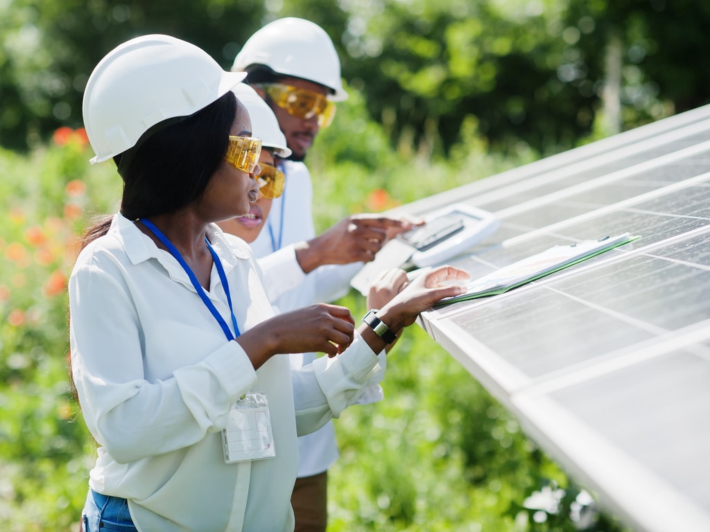 COTE D’IVOIRE : 75 jeunes formés à l’énergie solaire et à l’efficacité énergétique©AS photostudio/Shutterstock
