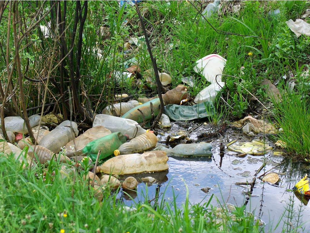 AFRIQUE : UKRI finance des projets de recherche contre la pollution plastique©TheodorB/Shutterstock