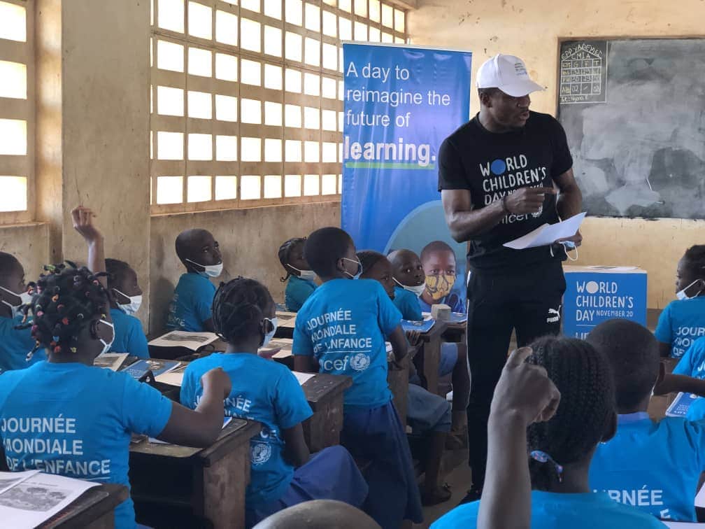 CAMEROON: Fabrice Ondoua talks about the environment to schoolchildren in the East of the country ©unicefcameroon/Shutterstock