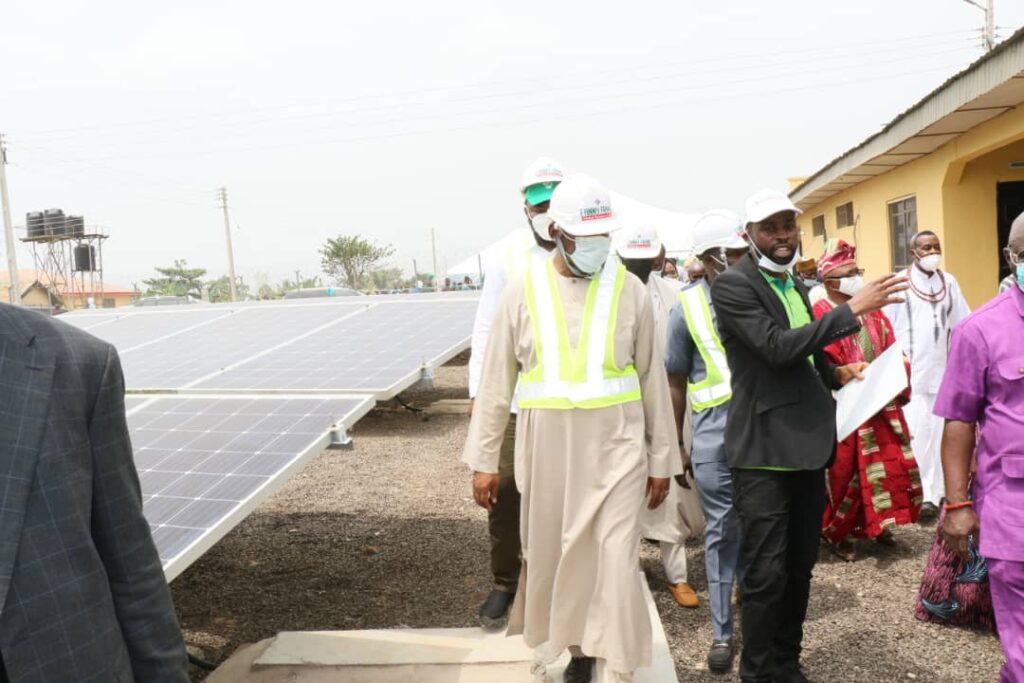 NIGERIA : la REA inaugure un mini-grid solaire hybride de 100 kWc à Adebayo Jean Marie Takouleu 10 h 32 © REA
