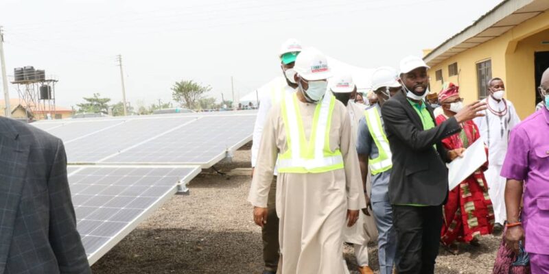 NIGERIA : la REA inaugure un mini-grid solaire hybride de 100 kWc à Adebayo© REA