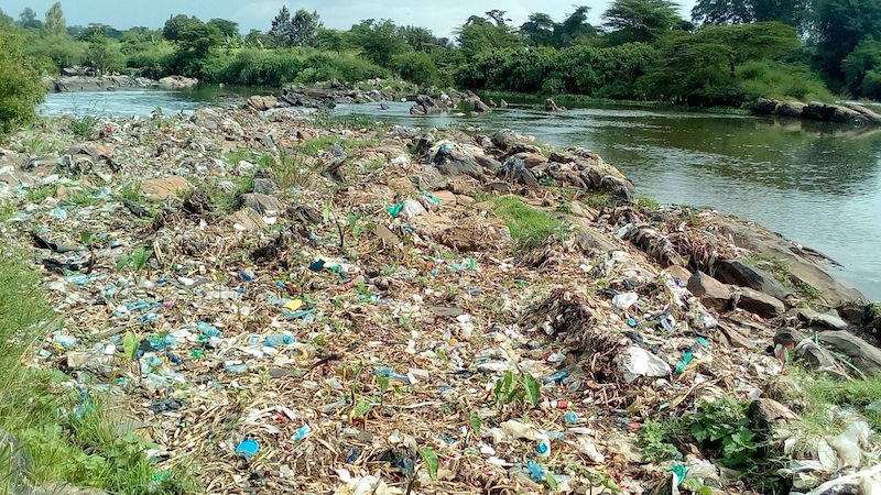 KENYA : l’État dépollue la rivière Athi, principale source du barrage de Thwake©UNEP