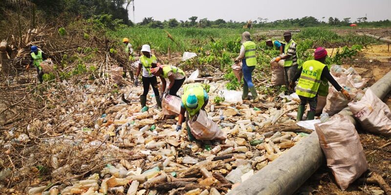 CAMEROON: SC2R collects 500 kg of plastic waste on the banks of the Wouri River©SC2R/Shutterstock