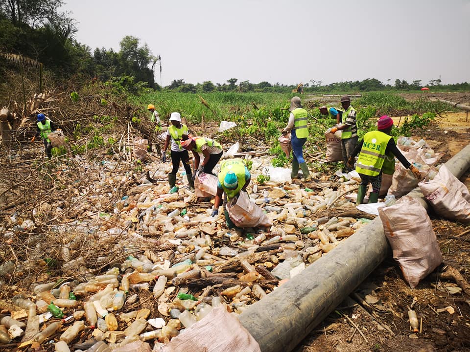 CAMEROON: SC2R collects 500 kg of plastic waste on the banks of the Wouri River©SC2R/Shutterstock