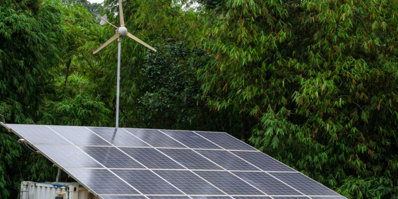 KENYA : Kenya Power veut hybrider 23 mini-grids diesel avec le solaire et l’éolien© Phakorn Kasikij/Shutterstock