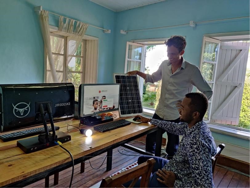 AFRICA: Jirogasy joins forces with Aceleron for solar-powered computers in schools© Jirogasy