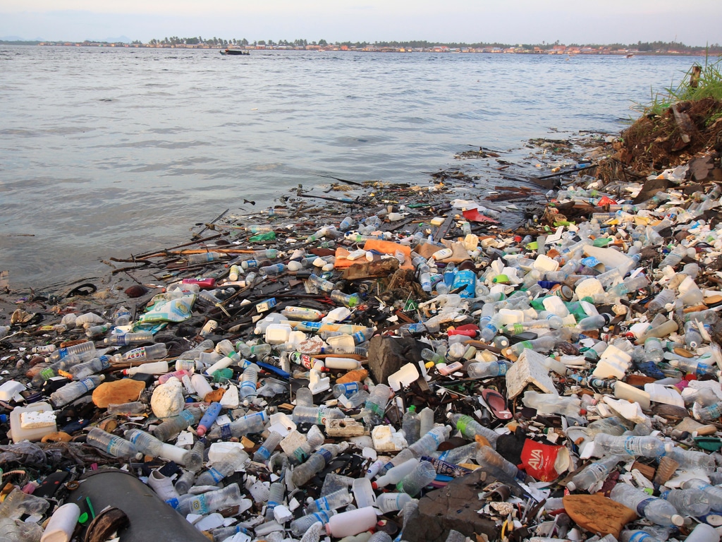 UGANDA: Coca-Cola supports plastic waste collection again© Rich Carey/Shutterstock