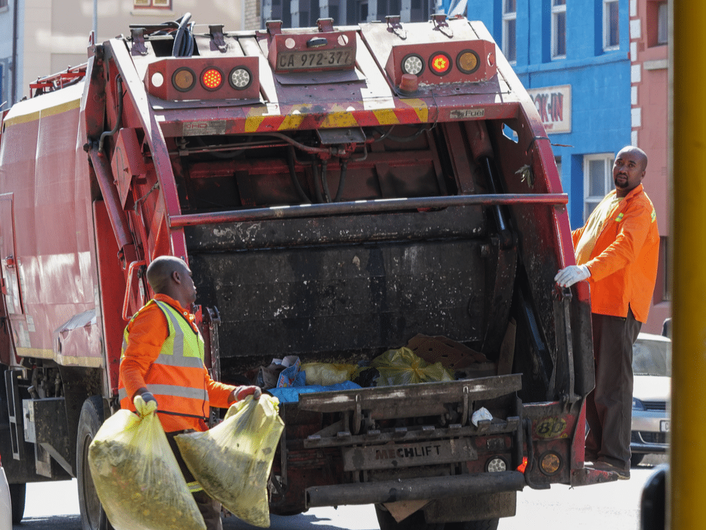 SÉNÉGAL : l’UCG lance une opération de collecte des déchets dans plusieurs communes©Roxane 134/Shutterstock