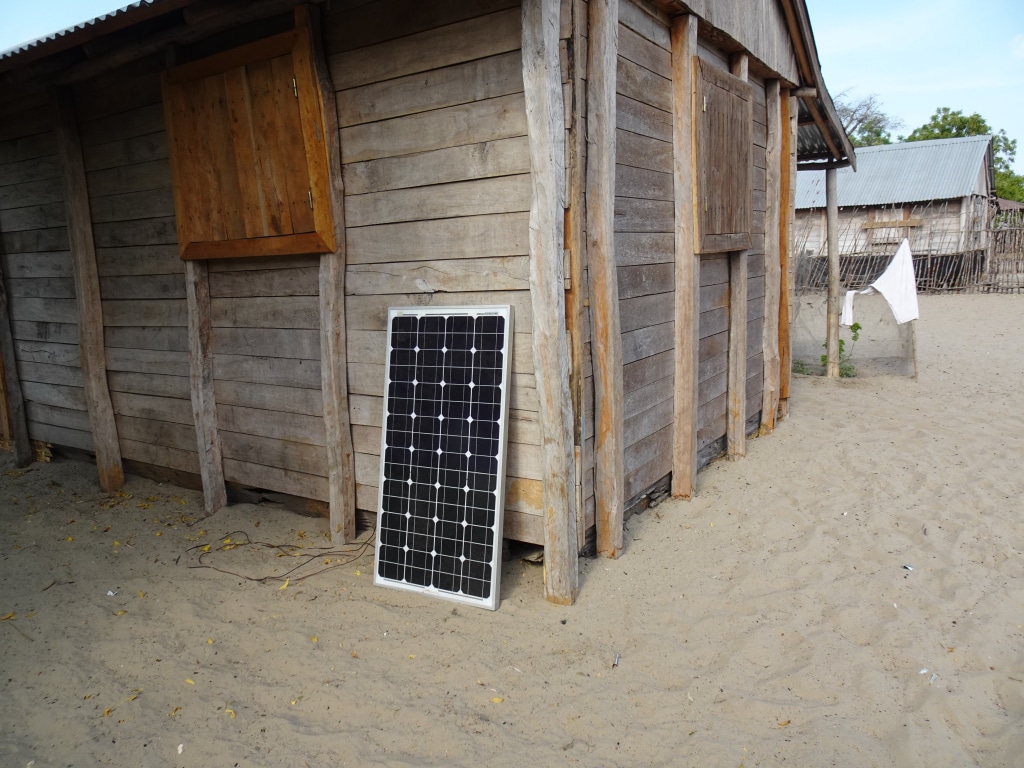 AFRIQUE : Proparco investit 10 M$ dans le fournisseur de kits solaires d.light © marimos/ Shutterstock