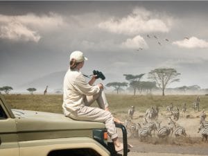 Une touriste en safari dans le Serengeti en Tanzanie © soft_light/Shutterstock