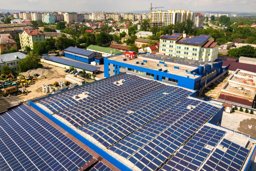 NIGERIA : Daystar Power installe une centrale solaire en toiture pour UAC à Ikeja © Bilanol/Shutterstock