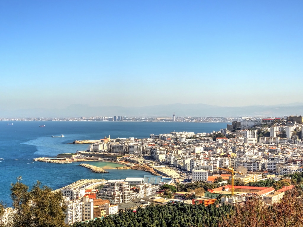 ALGÉRIE : le gouvernement promet 209 M€ pour la gestion des déchets à Alger©mehdi33300/Shutterstock
