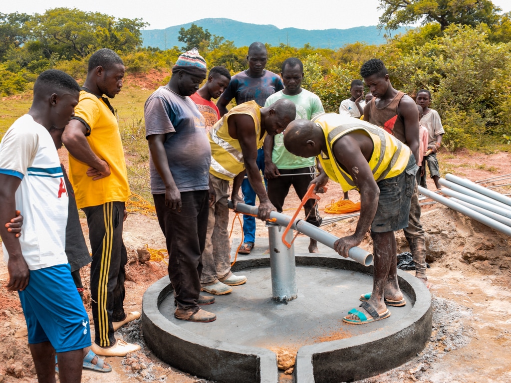 BURKINA FASO : Cemeau forme 200 jeunes à l’entretien des installations d’eau potable©Oni Abimbola/Shutterstock