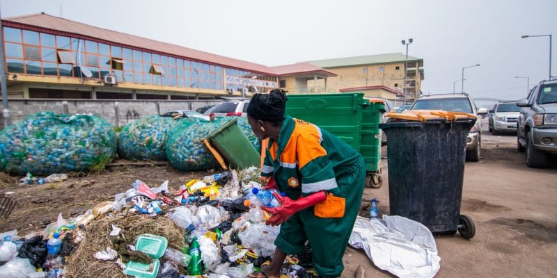 Nigéria : « wura », une application mobile qui sensibilise au recyclage des déchets ©shynebellz/Shutterstock