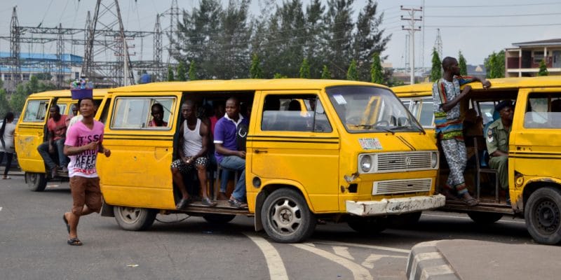NIGÉRIA : une start-up produira des autobus alimentés au solaire d’ici à juin 2022 © Omnivisuals/Shutterstock